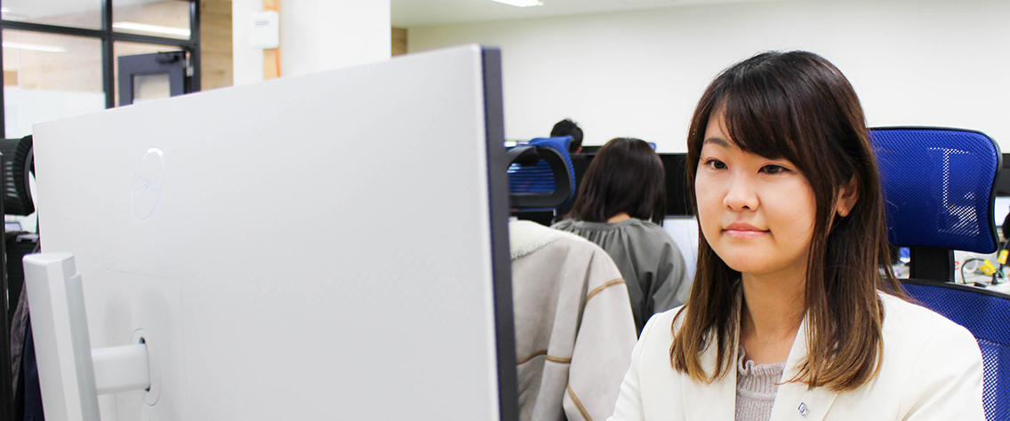 マーケティングDX事業部 クリエイティブチーム デザイナー 嶋﨑 奈津子(しまさき なつこ)
